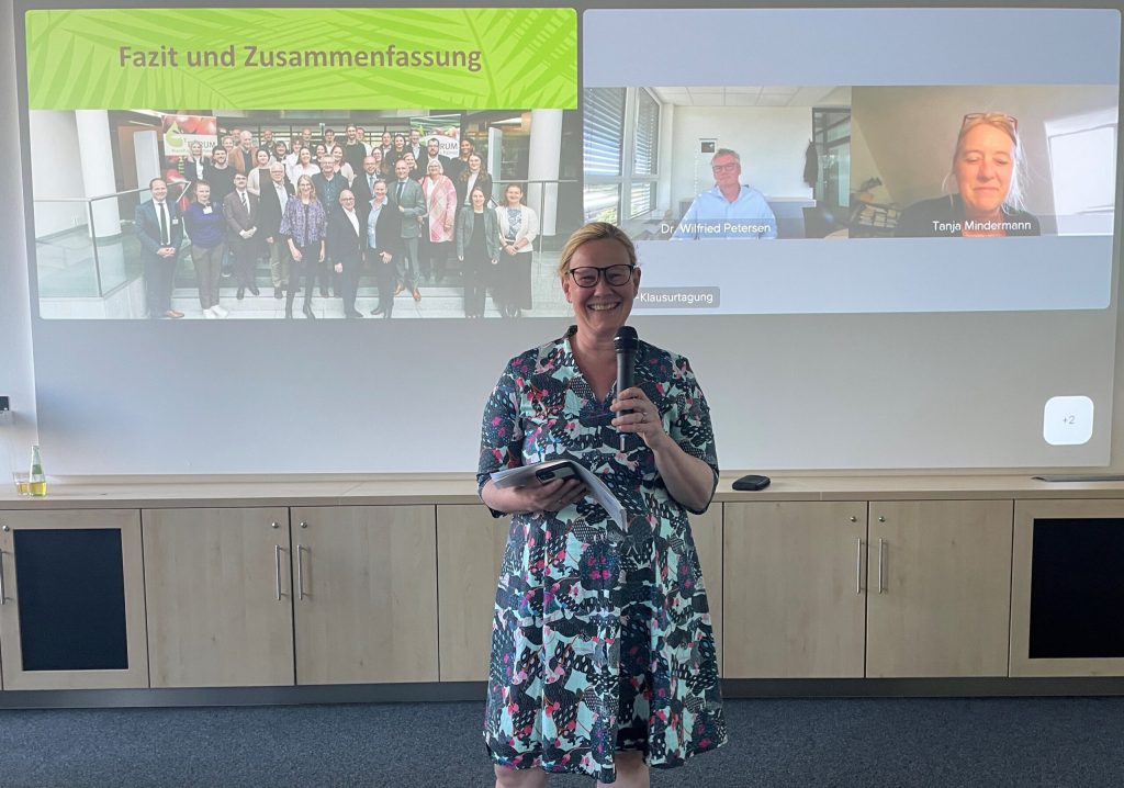 FONAP Vorstandsvorsitzende Almut Feller verabschiedet die Teilnehmenden