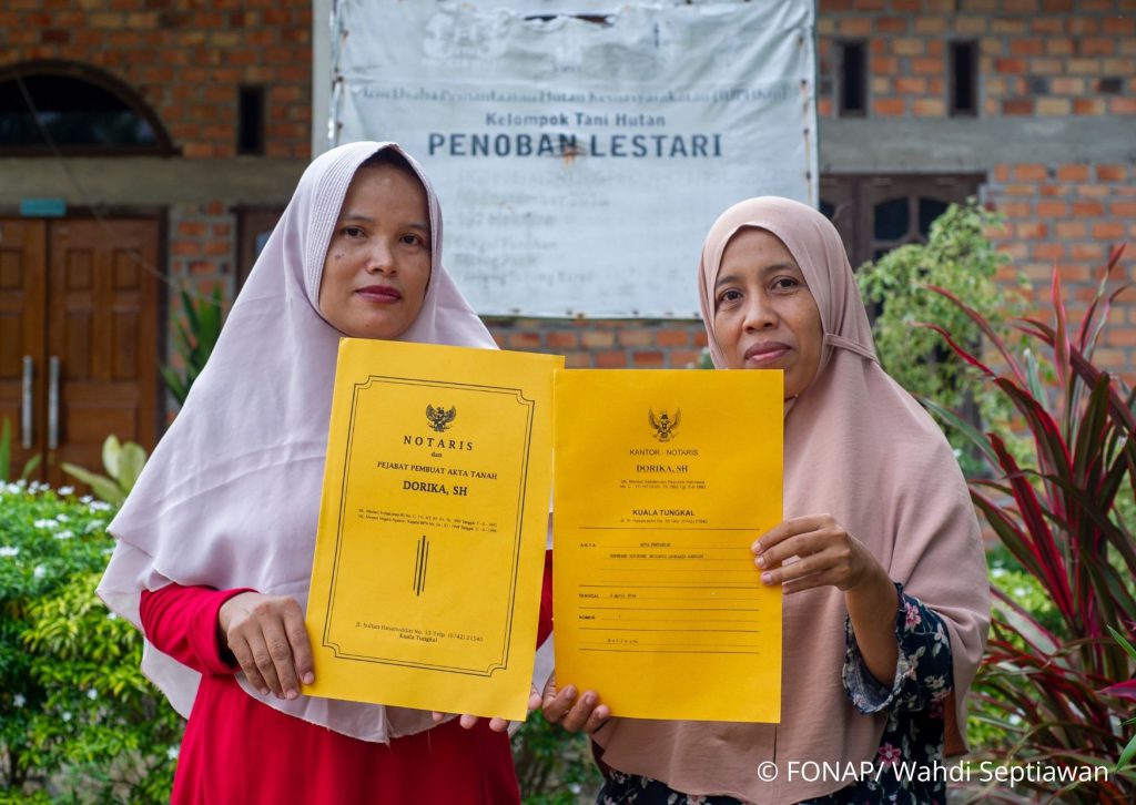 Die KP3 Nurul Huda-Mitglieder Ratna Wati (links) und Vorsitzende der Kooperative Mevi Ayati (rechts), präsentieren das Zertifikat der Kooperative.